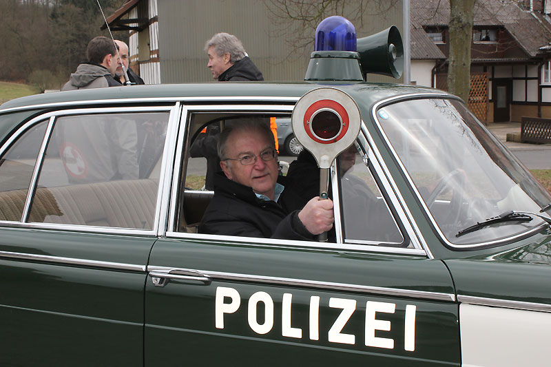 Marburgs Stadtverordnetenvorsteher und gleichzeitig Ortsvorsteher von Cyriaxweimar, Heinrich Lwer, mit Polizeikelle im Polizei-BMW