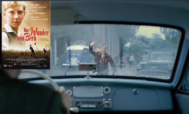 Ein Screenshot aus dem Film "Das Wunder von Bern" - rechts durch die Scheibe ist der Opel Olympia P1 aus dem 1. Deutschen Polizeioldtimer Museum Marburg zu sehen