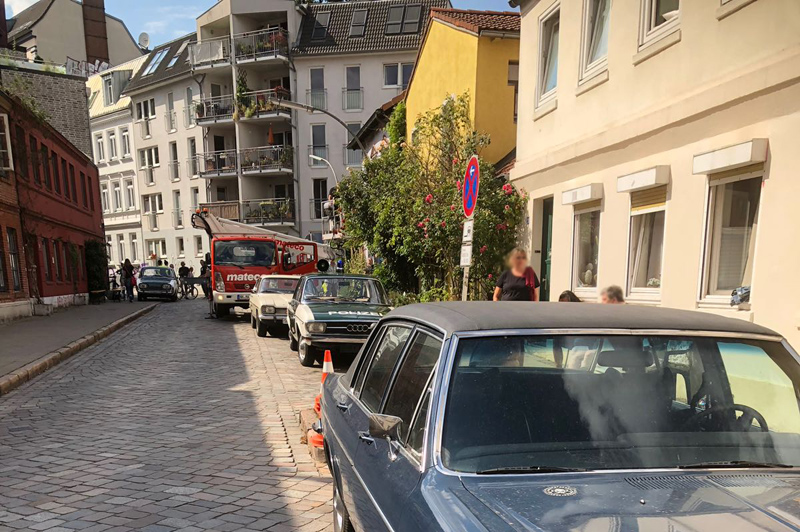 Die Zeißstraße in Hamburg-Altona mit den historischen Fahrzeugen - unter anderem auch unser Polizei-Audi spielt mit im Film "Der Goldene Handschuh" von dem bekannten Regisseur Fatih Akin 