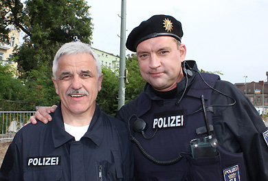 Schauspieler Christian Kahrmann, bekannt aus der Fernsehserie „Lindenstraße“ alias Benny Beimer mit Eberhard Dersch aus dem Polizeioldtimer Museum