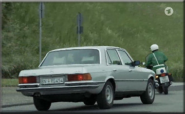 Der Pkw mit Franz-Josef Strauß mit dem Polizeikrad aus Marburg im Film "Der Primus – Franz Josef Strauß" 