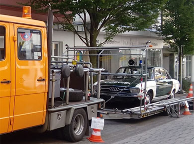 Beim Dreh in Mettmann zum Film "Die drei !!!" kam der Audi 100 in einer Fahrszene auf einem Film-Trailer zum Einsatz