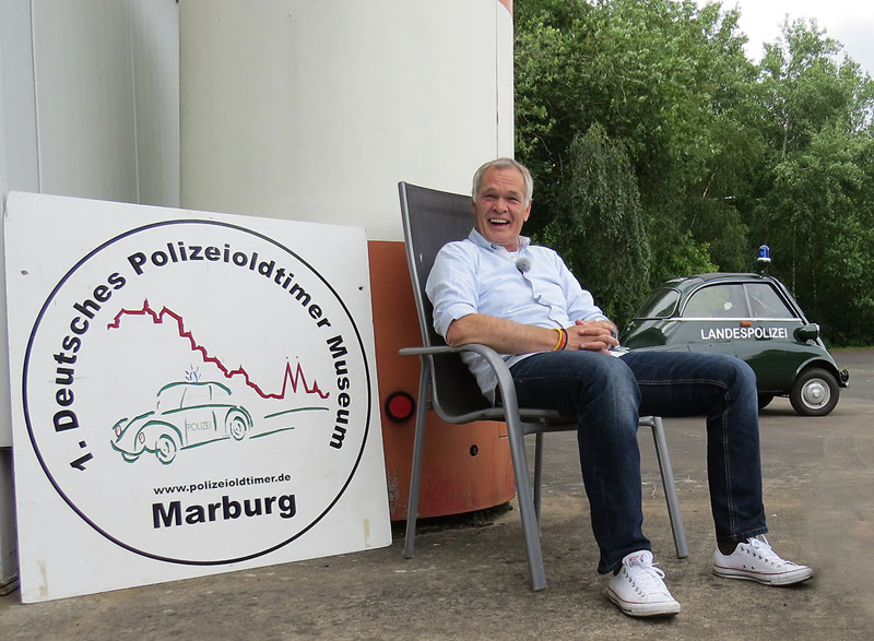 HR-Moderator Reinhard Schall hat es sichtlich gefallen im Polizeioldtimer Museum in Marburg - im Hintergrund die BMW-Isetta
