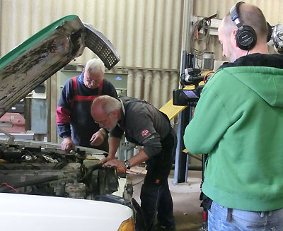 Auch in der Werkstatt des Museum wurde bei der Arbeit gedreht - hier beim Check des neuen Motors unseres Mercedes Benz 280