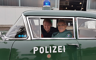 „Einsatz-Fahrt“ im Opel Olympia P1 - Tobi Kämmerer vom HR, Eberhard Dersch vom Polizeioldtimer Museum Marburg
