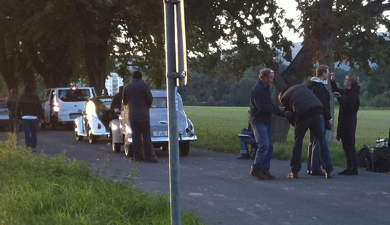 Kurz vor Drehbeginn, unser Polizeikäfer und Opel Olympia bei den Filmaufnahmen zum Kinofilm "Im Labyrinth des Schweigens"