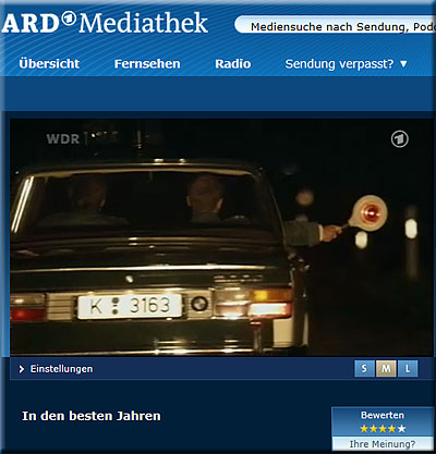 Screenshot aus der Mediathek der ARD vom Film "In den besten Jahren" mit einem Polizeifahrzeug aus dem 1. Deutschen Polizeioldtimer Museum Marburg