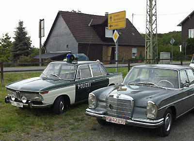 Dreh mit dem Polizei-BMW und weiteren Oldtimern am Grab des Polizisten - einem Friedhof im Bergischen Land