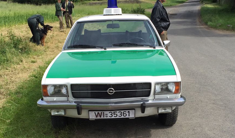 Unser Opel Rekord Polizeifahrzeug kurz vor Beginn der Dreharbeiten zum "Taunuskrimi" mit einigen Filmpolizisten 