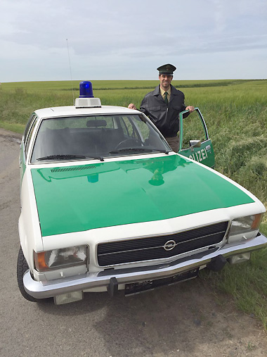 Unser Opel Rekord Polizeifahrzeug kurz vor Beginn der Dreharbeiten zum "Taunuskrimi" mit einem Filmpolizisten