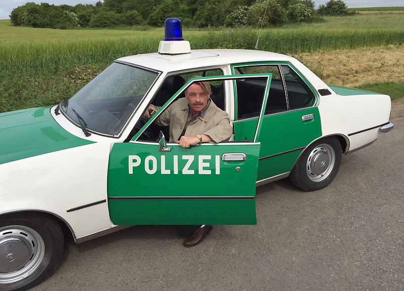 Schauspieler André Eisermann (im Polizei-Rekord aus Marburg) spielt im Taunuskrimi in einem Rückblick auf die 1980iger Jahre den Polizisten Konrad Ginsberg und zwar in einer Szene auf das Jahr 1982 