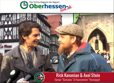 Ein Interview von Luisa Stock von Oberhessen-live mit den Schauspielern Rick Kavanian und Axel Stein, im Rahmen der Dreharbeiten zum Film "Die Wolfs-Gäng" auf dem Marktplatz von Alsfeld, im Hintergrund ist der Polizei-Käfer zu sehen