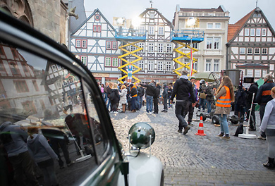 Bild vom Dreh des Fantasy-Films "Die Wolf-Gäng" auf dem Marktplatz von Alsfeld mit dem Polizei-Käfer aus dem 1. Deutschen Polizeioldtimer Museum in Marburg (Foto: Oberhessen-live)