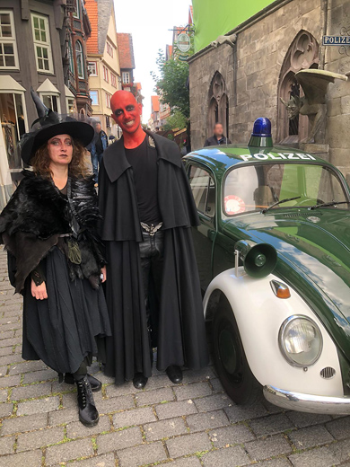 Ebenfalls am Filmset in Alsfeld prästierten sich die Hexe und ihr furchterregender Begleiter neben dem VW-Käfer aus dem Polizeioldtimer Museum Marburg 