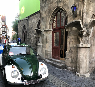 Am Filmset in Alsfeld zu "Die Wolfs-Gäng" prästiert sich unser VW-Käfer aus dem Polizeioldtimer Museum Marburg vor der Polizeiwache