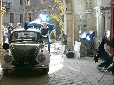 Die Beleuchtung muss schon stimmen in der Szene mit dem Polizei-Käfer zum Fantasy-Film "Die Wolf-Gäng", die im Schloss Braunfels gedreht wurde