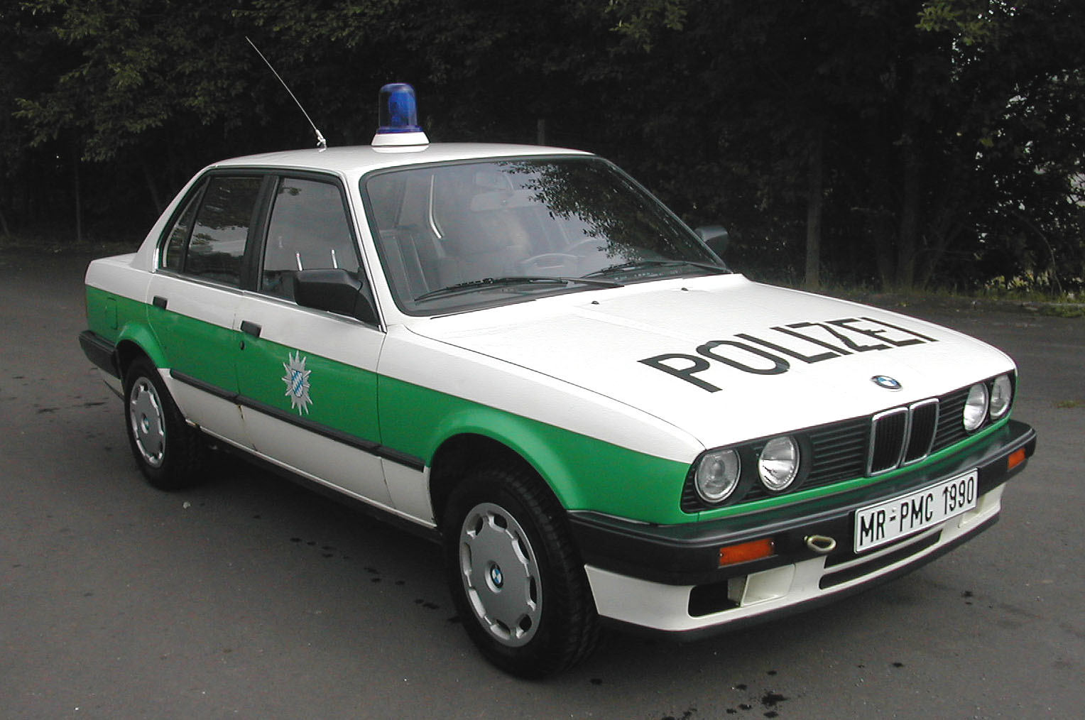 Der BMW 318, Baujahr 1989 aus dem Polizeioldtimer Museum in Marburg in Groformat