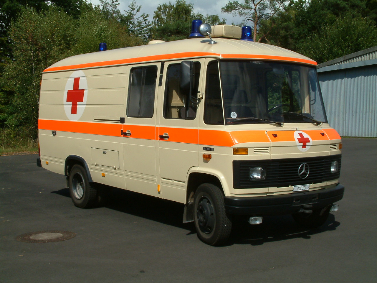 Polizei-Rettungswagen Mercedes-Benz 508 D aus dem Polizeioldtimer Museum in Marburg