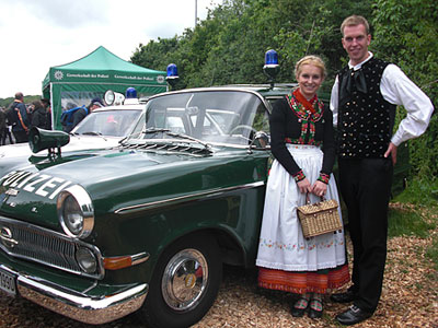 Das Hessentagspaar 2010 mit dem Opel Kapitn aus dem Polizeioldtimer-Museum Marburg