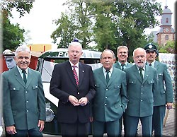 Die Marburger Polizisten in historischer Uniform, v. l. Eberhard Dersch, Hans-Heinrich Menche,  Jrgen Ludwig, Jrgen Diehl und Hans-Peter Kaletsch zusammen mit Ministerprsident Roland Koch, vor dem neu restaurierten VW Bus T1 aus dem Jahr 1964