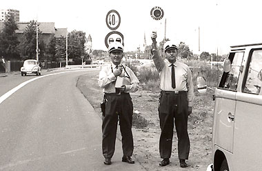 Ein historisches Bild einer Verkehrskontrolle der Polizei