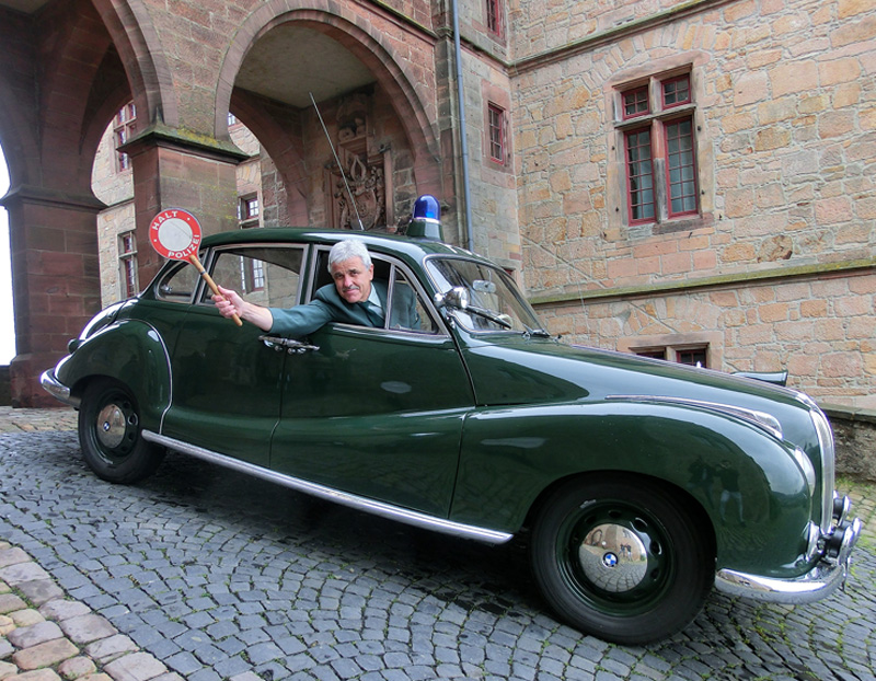 Pressesprecher Eberhard Dersch mit dem Schmuckstück des Polizeioldtimer-Museums, dem BMW 501 - ISAR 12 -