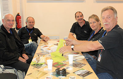 Ein Teil des PMC-Teams bei der Mittagspause im Ford-Autohaus Acker in Biedenkopf