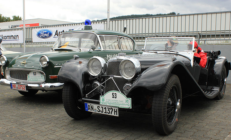 imposante Gegenstze, unser Polizei Opel P 1 neben einem Jaguar SS 100
