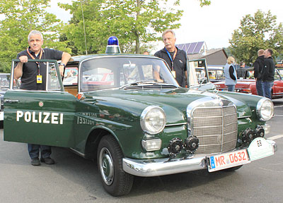 Start Nr. 69 folgte der Mercedes Benz 190c (Baujahr 1963) mit dem Fahrer Peter Henze und Beifahrer Eberhard Dersch