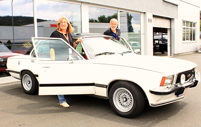 "Vize" Jrgen Diehl mit seiner Ehefrau mit der Start-Nr. 25 in einem Opel Commodore