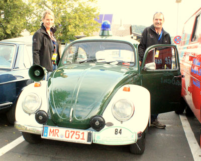 Hans-Peter Kaletsch, Beifahrerin Ellen Laus mit derS tart-Nr. 84, ein  VW-Kfer-Polizei