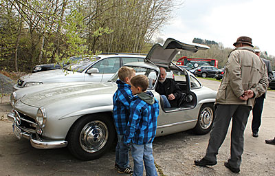 Ein Mercedes 300 SL Flügeltürer im Museum zu Gast