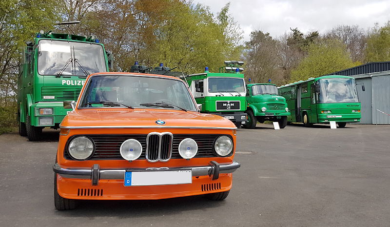 Auch ein schöner Kontrast, der 02-BMW vor den Sonderfahrzeugen aus dem Polizeioldtimer Museum Marburg 