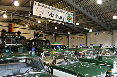 Blick in eine der Museumshallen des 1. Deutschen Polizeioldtimer Museums in Marburg