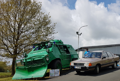 Das sind schon Gegensätze, ein Audi 100 neben dem Panzer aus dem Polizeioldtimer Museum 