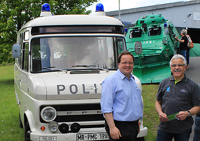 Frank Balzer und PMC-Vorsitzender Eberhard Dersch vor den Polizeioldtimern