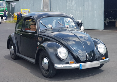 Ein VW Käfer, Baujahr 1949 schaute mit seinem stolzen Besiter auch im Polizeioldtimer Museum vorbei