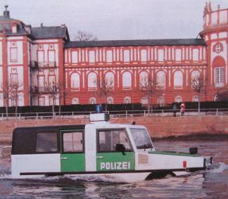 Seit wann können Polizeifahrzeuge schwimmen? Diese Frage kann man an einem original Polizei-Schwimmwagen in unserem Museum klären.  