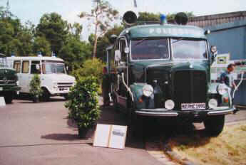 Blick auf das Freigelände mit Sonderfahrzeugen aus 50 Jahren Polizeigeschichte (Sommer 2000) 