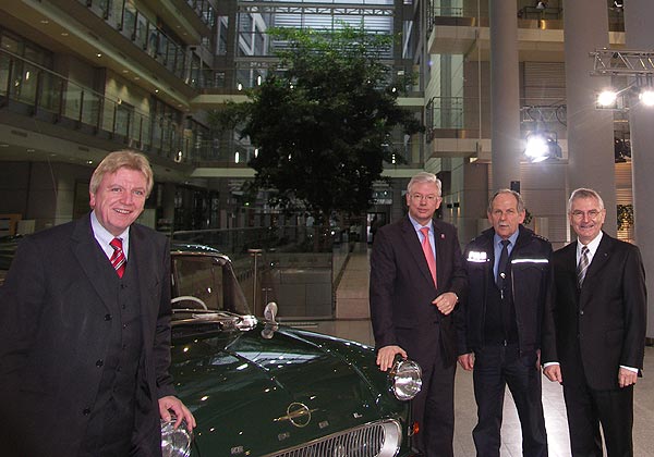 v. l. Innenminister Volker Bouffier, Ministerprsident Roland Koch, PMC-Vorsitzender Hans-Heinrich Menche und Opel-Chef Hans Demant neben unserem Opel P1