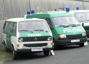 Auch der VW- Bus vom Typ T2, hier mit Film-Kennzeichen aus Bochum, aus dem 1. Deutschen Polizeioldtimer Museum, kam im ARD-Zweiteiler "Gladbeck" zum Einsatz kam, hier neben dem Ford Transit mit Film-Kennzeichen aus Dortmund