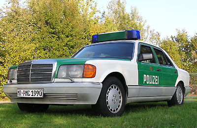 Bei dem Mercedes-Benz S 420 handelt es sich ebenfalls um ein Begleitschutzfahrzeug der Polizei für Werttransporte, er ist im 1. Deutschen Polizeioldtimer Museum in Marburg zu besichtigen