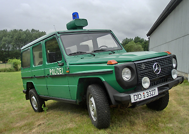 Eines der Polizeifahrzeuge aus dem 1. Deutschen Polizeioldtimer Museum, dass im ARD-Zweiteiler "Gladbeck" zum Einsatz kam, der Mercedes 280 GE mit Film-Kennzeichen aus Dortmund