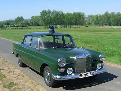Der Mercedes 190c aus dem 1. Deutschen Polizeioldtimer Museum Marburg geht auch auf die Strecke "Rund um Marburg"
