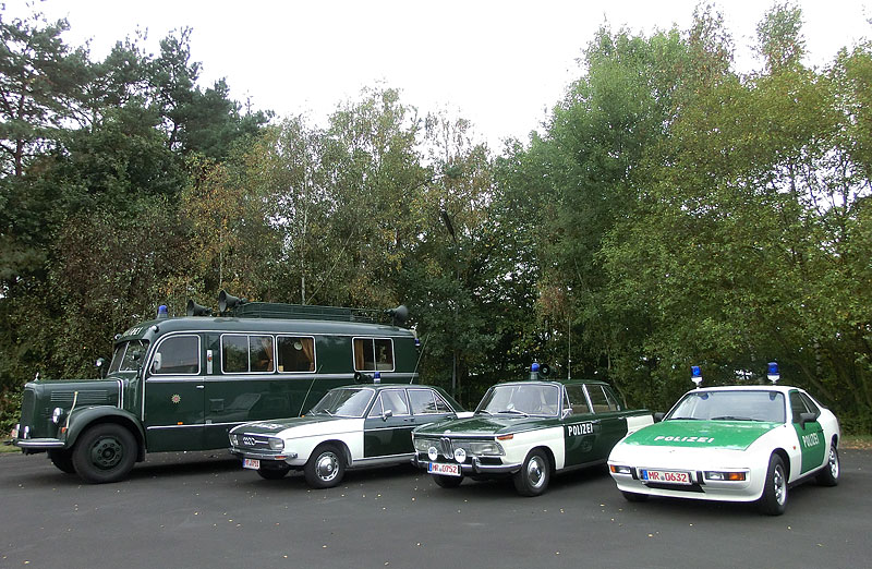 v.l. der Fernmeldebetriebsbus,  Audi 100, BMW 2000 und der Porsche 924 aus dem Polizeioldtimer Museum
