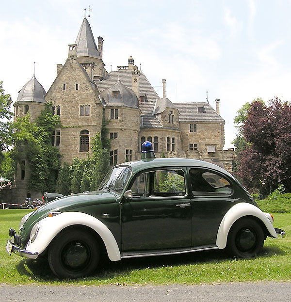 Eines der Schmuckstücke des Polizeioldtimer-Museums, der VW Käfer im Rahmen einer Oldtimerfahrt durch Nordhessen