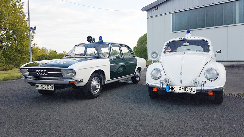 Die beiden Schmuckstücke aus dem 1. Deutschen Polizeioldtimer Museum Marburg, der Audi 100 und der VW Käfer 1200, werden am Freitag in der HR-Live-Sendung "Hallo Hessen" zu bewundern sein 