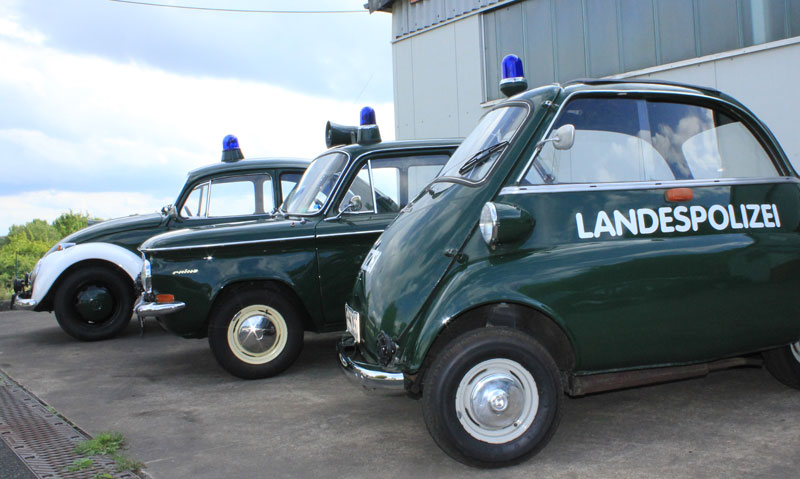 Drei Polizeioldies vor den Marburger Museumshallen, v.l. der VW Käfer, NSU-Prinz und BMW Isetta