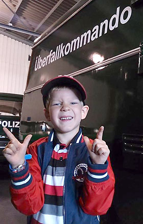 Kinder haben im Polizeioldtimer Museum Marburg auch ihren Spaß - z. B. bei den collen Polizeifahrzeugen, wie das Überfallkommando