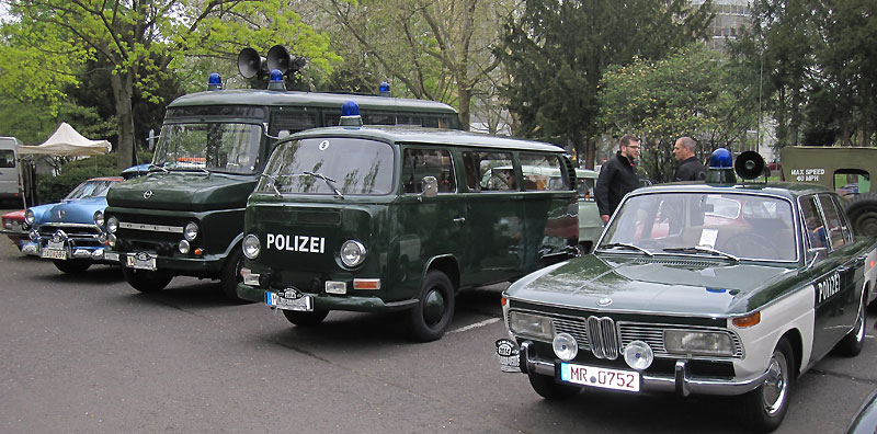 Machen sich doch gut, unsere Polizeioldtimer am Startplatz des "Rollendes-Museum" in Wiesbaden am 5. April 2014